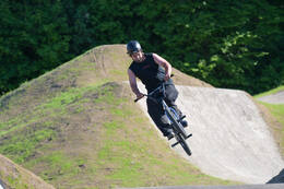 Mindelheim, Deutschland – 23.05.2026: Eröffnung der neuen BikeArea auf der Schwabenwiese in Mindelheim. Die von Schanzenwerk gestaltete und gebaute Anlage umfasst Pumptrack-, Flowline- und Jumpline-Elemente für Kinder, Jugendliche und Erwachsene.