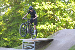 Mindelheim, Deutschland – 23.05.2026: Eröffnung der neuen BikeArea auf der Schwabenwiese in Mindelheim. Die von Schanzenwerk gestaltete und gebaute Anlage umfasst Pumptrack-, Flowline- und Jumpline-Elemente für Kinder, Jugendliche und Erwachsene.