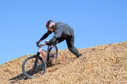 Mindelheim, Deutschland – 23.05.2026: Eröffnung der neuen BikeArea auf der Schwabenwiese in Mindelheim. Die von Schanzenwerk gestaltete und gebaute Anlage umfasst Pumptrack-, Flowline- und Jumpline-Elemente für Kinder, Jugendliche und Erwachsene.