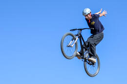 Mindelheim, Deutschland – 23.05.2026: Eröffnung der neuen BikeArea auf der Schwabenwiese in Mindelheim. Die von Schanzenwerk gestaltete und gebaute Anlage umfasst Pumptrack-, Flowline- und Jumpline-Elemente für Kinder, Jugendliche und Erwachsene.