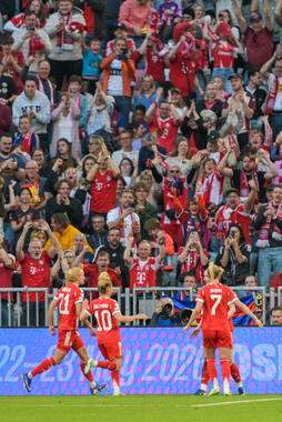 Allianz Arena, München, Deutschland – 25.04.2026: Fußball, UEFA Women’s Champions League 2025/2026, Halbfinale Hinspiel, FC Bayern München Frauen vs. FC Barcelona Frauen: Bayern Fans jubeln mit Pernille Harder (FC Bayern München, Sturm), Linda Dallmann (FC Bayern München, Mittelfeld), Giulia Gwinn (FC Bayern München, Abwehr) nach dem Ausgleich 1:1