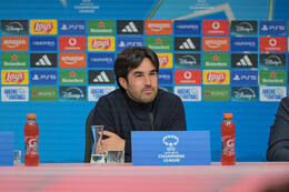 Allianz Arena, München, Deutschland – 25.04.2026: Fußball, UEFA Women’s Champions League 2025/2026, Halbfinale Hinspiel, FC Bayern München Frauen vs. FC Barcelona Frauen: Pere Romeu (FC Barcelona, Cheftrainer) während der Pressekonferenz (PK)