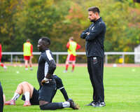 17.10.2026, Mindelheim, Bayern, Deutschland. Kreisliga Allgäu Nord: TSV Mindelheim gegen SV Oberegg. Spielort: Julius-Strohmayer-Stadion. Manuel Weinmann (Co-Trainer, TSV Mindelheim) nachdenklich, ernst, fokussiert