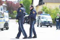 Bad Wörishofen, Deutschland – 12.05.2026: Zahlreiche Einsatzkräfte der Polizei und das SEK sind bei einem Großeinsatz an der Hauptstraße in Bad Wörishofen im Einsatz. Das Gebiet wurde großräumig abgesperrt.