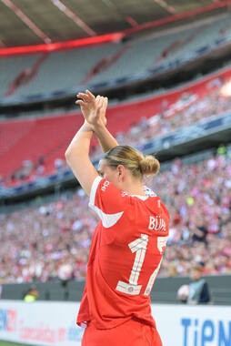 Allianz Arena, München, Deutschland – 25.04.2026: Fußball, UEFA Women’s Champions League 2025/2026, Halbfinale Hinspiel, FC Bayern München Frauen vs. FC Barcelona Frauen: Klara Bühl / Klara Buehl (FC Bayern München, Sturm) vor dem Eckschuss.