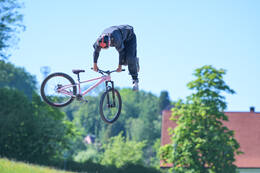 Mindelheim, Deutschland – 23.05.2026: Eröffnung der neuen BikeArea auf der Schwabenwiese in Mindelheim. Die von Schanzenwerk gestaltete und gebaute Anlage umfasst Pumptrack-, Flowline- und Jumpline-Elemente für Kinder, Jugendliche und Erwachsene.