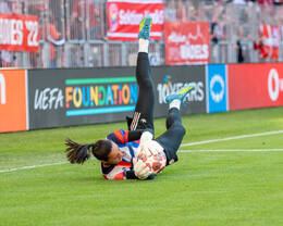 Allianz Arena, München, Deutschland – 25.04.2026: Fußball, UEFA Women’s Champions League 2025/2026, Halbfinale Hinspiel, FC Bayern München Frauen vs. FC Barcelona Frauen: Maria Luisa Grohs (FC Bayern München, Tor) fängt den Ball.