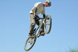 Mindelheim, Deutschland – 23.05.2026: Eröffnung der neuen BikeArea auf der Schwabenwiese in Mindelheim. Die von Schanzenwerk gestaltete und gebaute Anlage umfasst Pumptrack-, Flowline- und Jumpline-Elemente für Kinder, Jugendliche und Erwachsene.