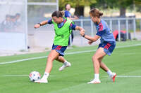 19.08.2026, München, Deutschland. Google Pixel Frauen-Bundesliga: Die FC Bayern Frauen absolvieren auf dem FC Bayern Campus eine Trainingseinheit vor dem Bundesliga-Saisonauftakt gegen den 1. FC Union Berlin. Arianna Caruso (FC Bayern Frauen), Momoko Tanikawa (FC Bayern Frauen)