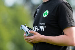 16.07.2026, Bad Wörishofen, Deutschland, 2. Bundesliga, Saison 2026/2027, Der SpVgg Greuther Fürth startet mit der zweiten Trainingseinheit in sein Sommertrainingslager in Bad Wörishofen (Unterallgäu). Der Verein bereitet sich dort auf die Saison 2026/2027 vor. Drohnen Fernbedienung