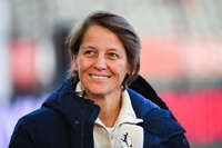 19.10.2026, München, Bayern, Deutschland. Google Pixel Frauen-Bundesliga: FC Bayern Frauen gegen VfB Stuttgart Frauen. Spielort: FC Bayern Campus-Stadion. Bianca Rech (Direktorin, FC Bayern Frauen) fröhlich, gut gelaunt, lachend