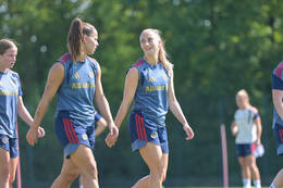 05.08.2026, München, Deutschland. Google Pixel Frauen-Bundesliga: Die FC Bayern Frauen absolvieren auf dem FC Bayern Campus eine Trainingseinheit zur Vorbereitung auf das Testspiel gegen Paris FC. Lena Oberdorf (FC Bayern Frauen), Katharina Naschenweng (FC Bayern Frauen)