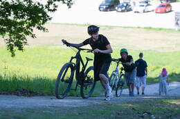 Mindelheim, Deutschland – 23.05.2026: Eröffnung der neuen BikeArea auf der Schwabenwiese in Mindelheim. Die von Schanzenwerk gestaltete und gebaute Anlage umfasst Pumptrack-, Flowline- und Jumpline-Elemente für Kinder, Jugendliche und Erwachsene.