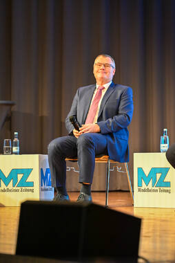 Podiumsdiskussion zur Bürgermeisterwahl in Bad Wörishofen im Kursaal. Die Bürgermeisterkandidaten Daniel Pflügl, Stefan Welzel und Paul Gruschka stellten sich den Fragen von Moderation und Publikum.
