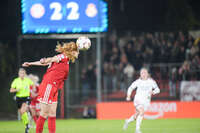 28.10.2026, Unterhaching, Bayern, Deutschland. UEFA Womens Champions League: FC Bayern Frauen gegen Real Madrid Frauen. Spielort: Sportpark Unterhaching. UWCL Ligaphase, 3. Spieltag, Saison 2026/27. Stine Ballisager (FC Bayern Frauen) beim Kopfball, im Kopfballduell, beim Luftduell