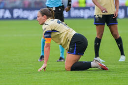 Allianz Arena, München, Deutschland – 25.04.2026: Fußball, UEFA Women’s Champions League 2025/2026, Halbfinale Hinspiel, FC Bayern München Frauen vs. FC Barcelona Frauen: Caroline Graham Hansen (FC Barcelona, Sturm) wurde gefoult.