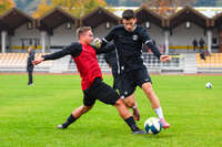 17.10.2026, Mindelheim, Bayern, Deutschland. Kreisliga Allgäu Nord: TSV Mindelheim gegen SV Oberegg. Spielort: Julius-Strohmayer-Stadion. Sebastian Müller (TSV Mindelheim) im Zweikampf, im Duell, im Kampf um den Ball mit Anel Junuzovic (TSV Mindelheim)