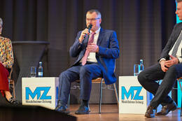 Podiumsdiskussion zur Bürgermeisterwahl in Bad Wörishofen im Kursaal. Die Bürgermeisterkandidaten Daniel Pflügl, Stefan Welzel und Paul Gruschka stellten sich den Fragen von Moderation und Publikum.