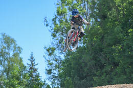Mindelheim, Deutschland – 23.05.2026: Eröffnung der neuen BikeArea auf der Schwabenwiese in Mindelheim. Die von Schanzenwerk gestaltete und gebaute Anlage umfasst Pumptrack-, Flowline- und Jumpline-Elemente für Kinder, Jugendliche und Erwachsene.