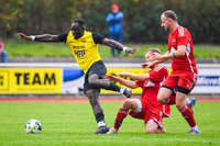 17.10.2026, Mindelheim, Bayern, Deutschland. Kreisliga Allgäu Nord: TSV Mindelheim gegen SV Oberegg. Spielort: Julius-Strohmayer-Stadion. Sulayman Drammeh (TSV Mindelheim) wird von (Oberegg ) Spieler gegrätscht