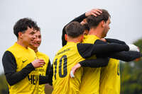 17.10.2026, Mindelheim, Bayern, Deutschland. Kreisliga Allgäu Nord: TSV Mindelheim gegen SV Oberegg. Spielort: Julius-Strohmayer-Stadion. David Kienle (TSV Mindelheim) beim Jubel, jubelnd, feiernd mit Darius Argintaru (TSV Mindelheim) und Anel Junuzovic (TSV Mindelheim)