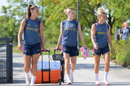 05.08.2026, München, Deutschland. Google Pixel Frauen-Bundesliga: Die FC Bayern Frauen absolvieren auf dem FC Bayern Campus eine Trainingseinheit zur Vorbereitung auf das Testspiel gegen Paris FC. Lena Oberdorf (FC Bayern Frauen), Alara Sehitler (FC Bayern Frauen), Linda Dallmann (FC Bayern Frauen)