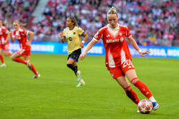 Allianz Arena, München, Deutschland – 25.04.2026: Fußball, UEFA Women’s Champions League 2025/2026, Halbfinale Hinspiel, FC Bayern München Frauen vs. FC Barcelona Frauen: Franziska Kett (FC Bayern München, Abwehr) am Ball.