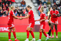 19.10.2026, München, Bayern, Deutschland. Google Pixel Frauen-Bundesliga: FC Bayern Frauen gegen VfB Stuttgart Frauen. Spielort: FC Bayern Campus-Stadion. Pernille Harder (FC Bayern Frauen) beim Jubel, jubelnd, feiernd mit Klara Bühl (FC Bayern Frauen) und Linda Dallmann (FC Bayern Frauen)
