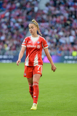 Allianz Arena, München, Deutschland – 25.04.2026: Fußball, UEFA Women’s Champions League 2025/2026, Halbfinale Hinspiel, FC Bayern München Frauen vs. FC Barcelona Frauen: Giulia Gwinn (FC Bayern München, Abwehr) nachdenklich.