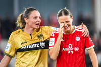 19.10.2026, München, Bayern, Deutschland. Google Pixel Frauen-Bundesliga: FC Bayern Frauen gegen VfB Stuttgart Frauen. Spielort: FC Bayern Campus-Stadion. Klara Bühl (FC Bayern Frauen) fröhlich, gut gelaunt, lachend