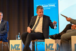 Podiumsdiskussion zur Bürgermeisterwahl in Bad Wörishofen im Kursaal. Die Bürgermeisterkandidaten Daniel Pflügl, Stefan Welzel und Paul Gruschka stellten sich den Fragen von Moderation und Publikum.