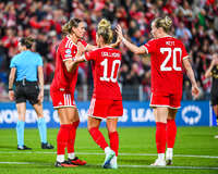 22.09.2026, Unterhaching, Deutschland. UEFA Women's Champions League, 1. Spieltag der Ligaphase: FC Bayern München Frauen gegen Manchester City. UWCL-Auftakt der FC Bayern Frauen und erstes UWCL-Pflichtspiel im neuen Zuhause Sportpark Unterhaching. FC Bayern jubelt. Klara Bühl (FC Bayern Frauen) mit Linda Dallmann (FC Bayern Frauen) und Franziska Kett (FC Bayern Frauen)