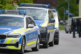 Bad Wörishofen, Deutschland – 12.05.2026: Zahlreiche Einsatzkräfte der Polizei und das SEK sind bei einem Großeinsatz an der Hauptstraße in Bad Wörishofen im Einsatz. Das Gebiet wurde großräumig abgesperrt.