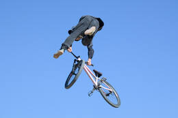 Mindelheim, Deutschland – 23.05.2026: Eröffnung der neuen BikeArea auf der Schwabenwiese in Mindelheim. Die von Schanzenwerk gestaltete und gebaute Anlage umfasst Pumptrack-, Flowline- und Jumpline-Elemente für Kinder, Jugendliche und Erwachsene.