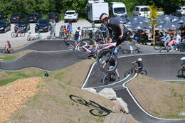Mindelheim, Deutschland – 23.05.2026: Eröffnung der neuen BikeArea auf der Schwabenwiese in Mindelheim. Die von Schanzenwerk gestaltete und gebaute Anlage umfasst Pumptrack-, Flowline- und Jumpline-Elemente für Kinder, Jugendliche und Erwachsene.