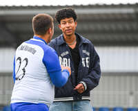 11.10.2026, Bad Wörishofen, Bayern, Deutschland. U19 (A-Jun.) Kreisklasse Allgäu – Nord: FC Bad Wörishofen U19 gegen JFG Wertachtal U19. Spielort: Stadion Unteres Hart. Saison 2026/2027. Enrico fröhlich, gut gelaunt, lachend