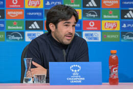 Allianz Arena, München, Deutschland – 25.04.2026: Fußball, UEFA Women’s Champions League 2025/2026, Halbfinale Hinspiel, FC Bayern München Frauen vs. FC Barcelona Frauen: Pere Romeu (FC Barcelona, Cheftrainer) während der Pressekonferenz (PK)