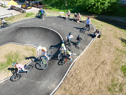 Mindelheim, Deutschland – 23.05.2026: Eröffnung der neuen BikeArea auf der Schwabenwiese in Mindelheim. Die von Schanzenwerk gestaltete und gebaute Anlage umfasst Pumptrack-, Flowline- und Jumpline-Elemente für Kinder, Jugendliche und Erwachsene.