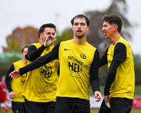 17.10.2026, Mindelheim, Bayern, Deutschland. Kreisliga Allgäu Nord: TSV Mindelheim gegen SV Oberegg. Spielort: Julius-Strohmayer-Stadion. David Kienle (TSV Mindelheim) beim Jubel, jubelnd, feiernd mit Darius Argintaru (TSV Mindelheim) und Anel Junuzovic (TSV Mindelheim)