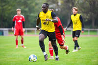 17.10.2026, Mindelheim, Bayern, Deutschland. Kreisliga Allgäu Nord: TSV Mindelheim gegen SV Oberegg. Spielort: Julius-Strohmayer-Stadion. Sulayman Drammeh (TSV Mindelheim) am Ball, mit dem Ball, in einer Spielszene