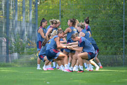 05.08.2026, München, Deutschland. Google Pixel Frauen-Bundesliga: Die FC Bayern Frauen absolvieren auf dem FC Bayern Campus eine Trainingseinheit zur Vorbereitung auf das Testspiel gegen Paris FC. Arianna Caruso (FC Bayern Frauen), Klara Bühl (FC Bayern Frauen)