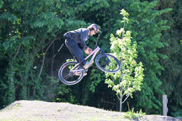Mindelheim, Deutschland – 23.05.2026: Eröffnung der neuen BikeArea auf der Schwabenwiese in Mindelheim. Die von Schanzenwerk gestaltete und gebaute Anlage umfasst Pumptrack-, Flowline- und Jumpline-Elemente für Kinder, Jugendliche und Erwachsene.