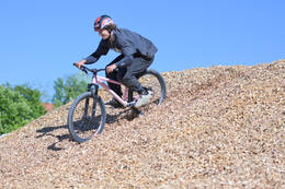 Mindelheim, Deutschland – 23.05.2026: Eröffnung der neuen BikeArea auf der Schwabenwiese in Mindelheim. Die von Schanzenwerk gestaltete und gebaute Anlage umfasst Pumptrack-, Flowline- und Jumpline-Elemente für Kinder, Jugendliche und Erwachsene.