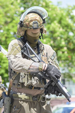 Bad Wörishofen, Deutschland – 12.05.2026: Zahlreiche Einsatzkräfte der Polizei und das SEK sind bei einem Großeinsatz an der Hauptstraße in Bad Wörishofen im Einsatz. Das Gebiet wurde großräumig abgesperrt.
