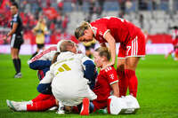 19.10.2026, München, Bayern, Deutschland. Google Pixel Frauen-Bundesliga: FC Bayern Frauen gegen VfB Stuttgart Frauen. Spielort: FC Bayern Campus-Stadion. Franziska Kett (FC Bayern Frauen) verletzt, mit Schmerzen, bei der Behandlung