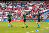 Allianz Arena, München, Deutschland – 25.04.2026: Fußball, UEFA Women’s Champions League 2025/2026, Halbfinale Hinspiel, FC Bayern München Frauen vs. FC Barcelona Frauen: Schiedsrichter wärmen sich auf.