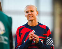 19.10.2026, München, Bayern, Deutschland. Google Pixel Frauen-Bundesliga: FC Bayern Frauen gegen VfB Stuttgart Frauen. Spielort: FC Bayern Campus-Stadion. Pernille Harder (FC Bayern Frauen) fröhlich, gut gelaunt, lachend