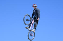 Mindelheim, Deutschland – 23.05.2026: Eröffnung der neuen BikeArea auf der Schwabenwiese in Mindelheim. Die von Schanzenwerk gestaltete und gebaute Anlage umfasst Pumptrack-, Flowline- und Jumpline-Elemente für Kinder, Jugendliche und Erwachsene.