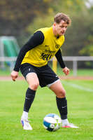 17.10.2026, Mindelheim, Bayern, Deutschland. Kreisliga Allgäu Nord: TSV Mindelheim gegen SV Oberegg. Spielort: Julius-Strohmayer-Stadion. Jonas Miller (TSV Mindelheim) am Ball, mit dem Ball, in einer Spielszene