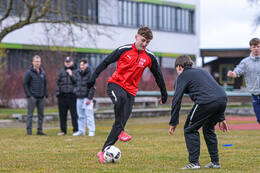 Bad Wörishofen, Deutschland – Vorbereitungstraining für das Schulderby 2026 zwischen der Wirtschaftsschule Bad Wörishofen und dem Josef-Bernhard-Gymnasium Türkheim auf dem Gelände der Wirtschaftsschule in Bad Wörishofen. Das Spiel ist für Mai 2026 geplant.